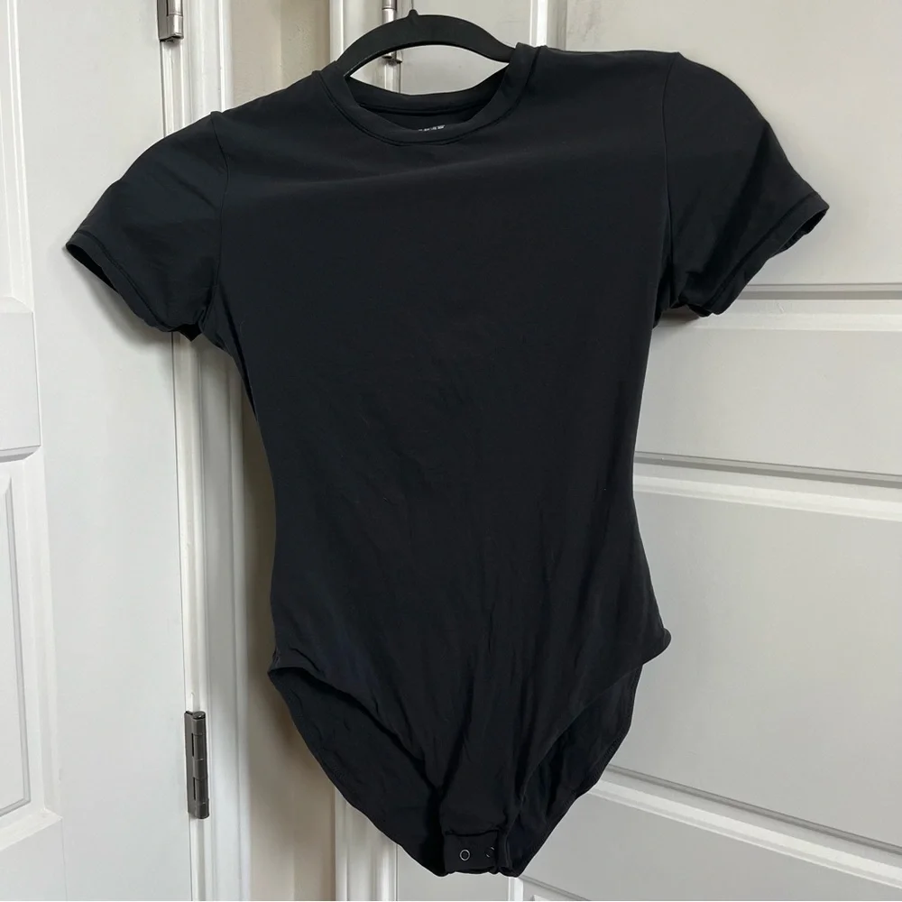 SKIMS Fits Everybody Short Sleeve Bodysuit in Onyx Size Small - Picture 3 of 6